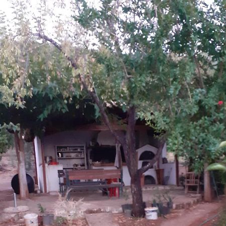 A Modern Farmhouse With Big Garden Trápeza المظهر الخارجي الصورة