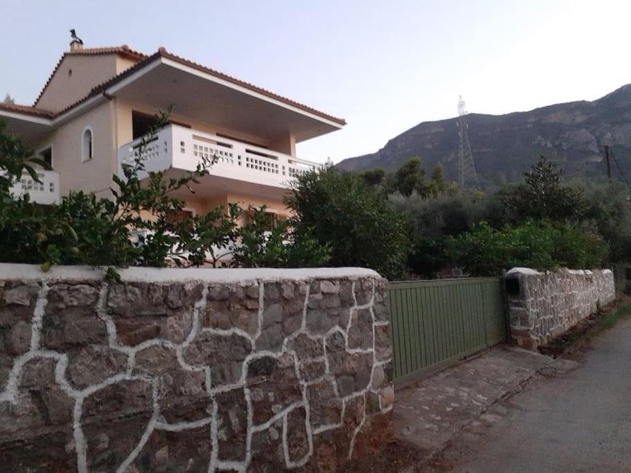 A Modern Farmhouse With Big Garden Trápeza المظهر الخارجي الصورة