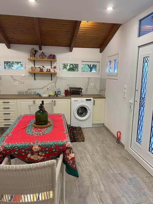 A Modern Farmhouse With Big Garden Trápeza المظهر الخارجي الصورة