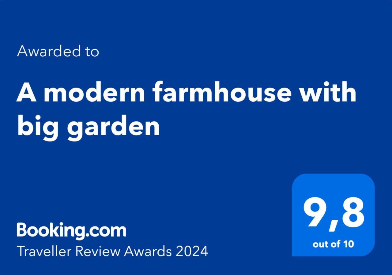 A Modern Farmhouse With Big Garden Trápeza المظهر الخارجي الصورة